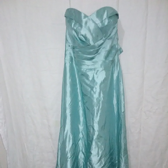 Beautiful Dress - Picture 2 of 5